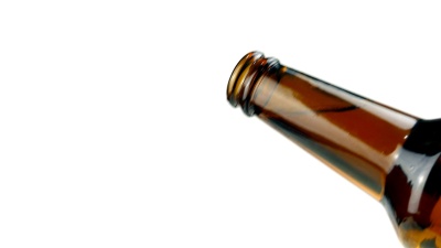 啤酒从瓶子里倒出来