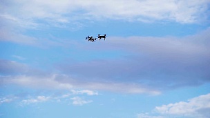 两架无人驾驶飞机盘旋在天空的背景中。操作中的现代技术