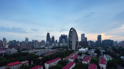 鸟瞰北京城市天际线和CCTV总部，日夜转换，缩放
