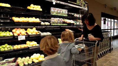 母亲与孩子在保健食品店购物