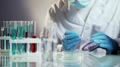 化妆品实验室助理准备通用化妆品添加剂添加到面霜中