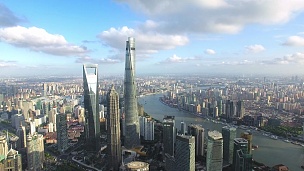俯瞰上海的摩天大楼，无人机拍摄的镜头