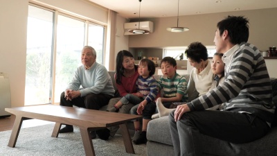 多代家庭在客厅看电视
