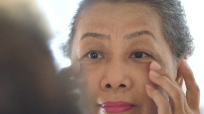 高级女性检查皮肤镜