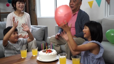 孩子们玩气球