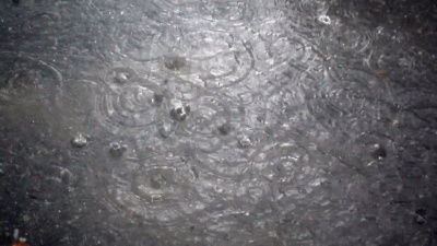 洪泛街大雨，慢动作