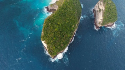 空中俯瞰Kelingking海滩在Nusa Penida，印度尼西亚巴厘岛。鸟瞰无人机 射击。