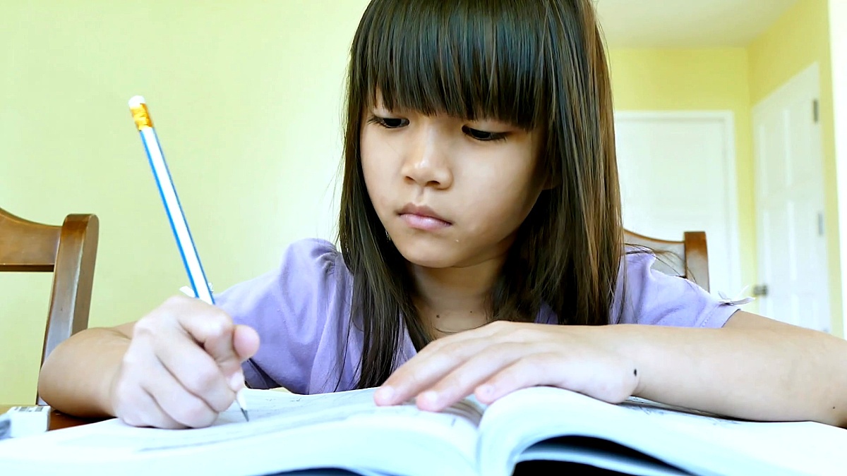 亚洲小女孩做作业