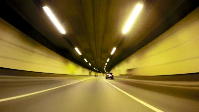 快速城市车道夜间公路隧道POV