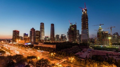 T/L WS HA Zi鸟瞰北京CBD区域和大型建筑工地，带起重机，黄昏到夜间过渡