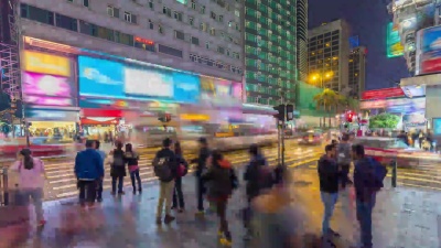 香港夜里走在路上的人