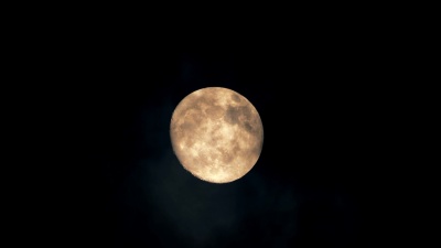 夜空和满月云运动(以 为单位)