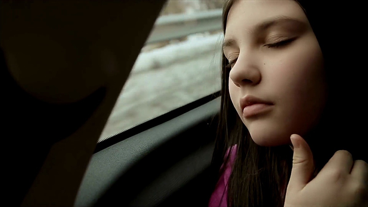 坐在后座上开车的十几岁的女孩，寒假