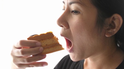 吃蛋糕的女人