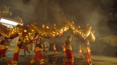 舞龙表演在春节晚上燃放烟花爆竹。