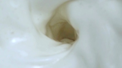 慢动作牛奶