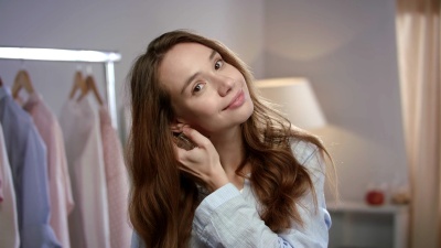美女在身上喷香水。黑发女子肖像欣赏精华