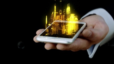 商人手持3D城市全息图手机