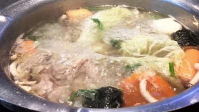 关闭sukiyaki在火锅晚餐美味