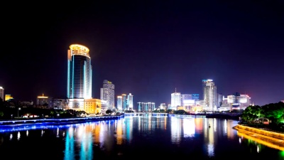 夜里宁波河岸的天际线和照明建筑。