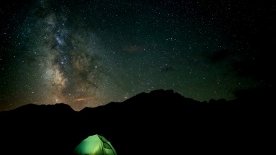 星辰，银河系越过帐篷