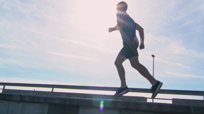 男性慢跑跟踪广拍