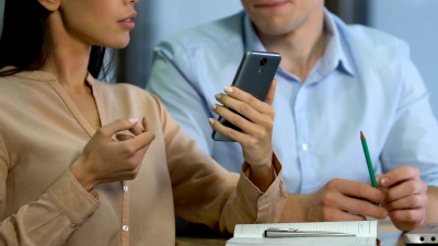 年轻的合作伙伴使用移动应用分析收入并规划公司预算