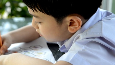 亚洲微笑的孩子学习和做作业