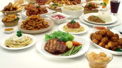 桌子上有很多食物