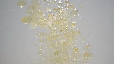 把油倒进水里。