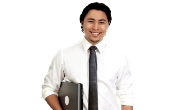 一名男子带着一台笔记本电脑走进来，他穿着白色衬衫，打着领带