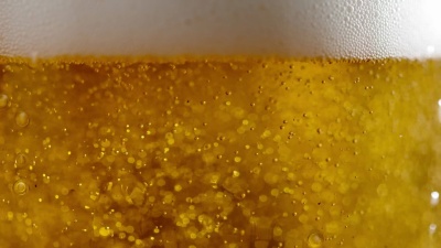 玻璃杯中的Slo MO啤酒气泡