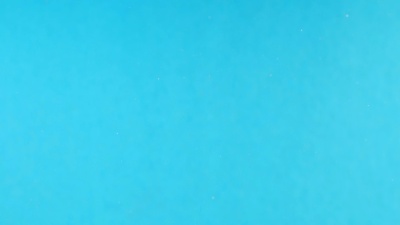 水中的墨水。蓝色的白色油漆在水中反应产生抽象的云形成。可以用作过渡，添加到现代垃圾项目，艺术背景，任何具有创造性扭曲的东西