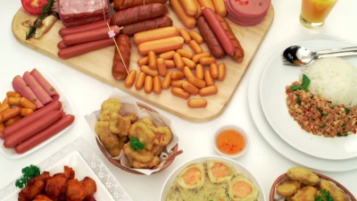 桌子上有很多食物