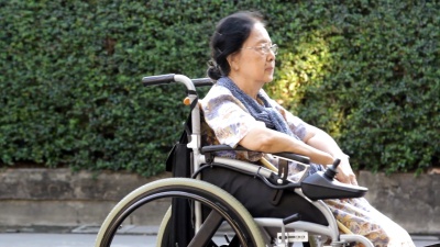 医生带照顾轮椅的老妇人