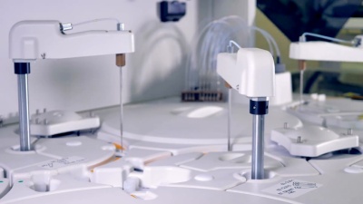 现代医疗设备对生物材料进行分析。 。