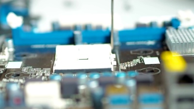 卸下和更换计算机处理器(CPU)。安装和卸下计算机处理器(CPU)。技术人员将微处理器插入主板插座。