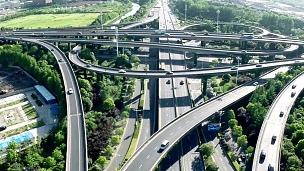 实时的多车道高速公路繁忙交通的鸟瞰。