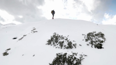 空中滑雪观光者在山顶眺望远方