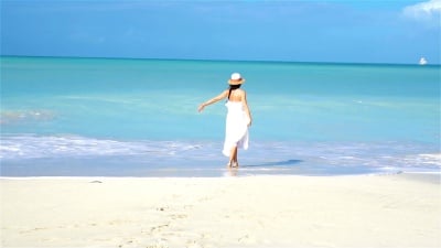 白沙热带海滩上的年轻美女