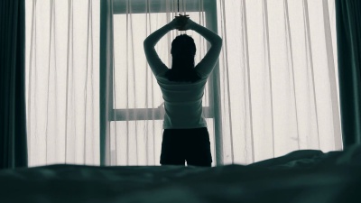 女人在早上拉伸