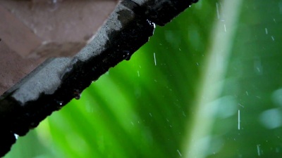 屋顶上的雨滴，高清慢动作。