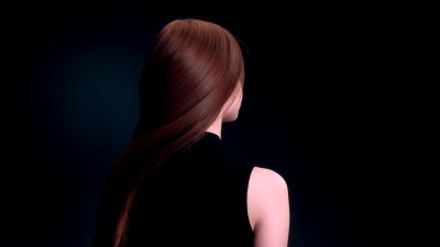 美丽的深色金发女人甩着长发