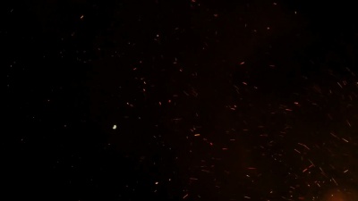 燃烧的篝火余烬飞向夜空