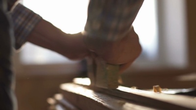木匠刨木头，工作场所。慢动作
