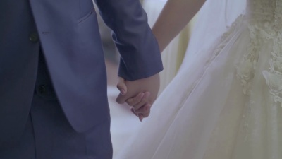 婚礼招待会上的亚洲新娘和新郎