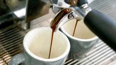 Slo MO制作意式咖啡(Espresso Coffee)。