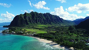 鸟瞰夏威夷瓦胡岛东侧郁郁葱葱的丛林山脉景观
