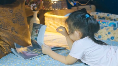 女孩子在帐篷里看孩子们的书