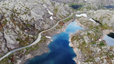鸟瞰。挪威山区的道路和湖泊